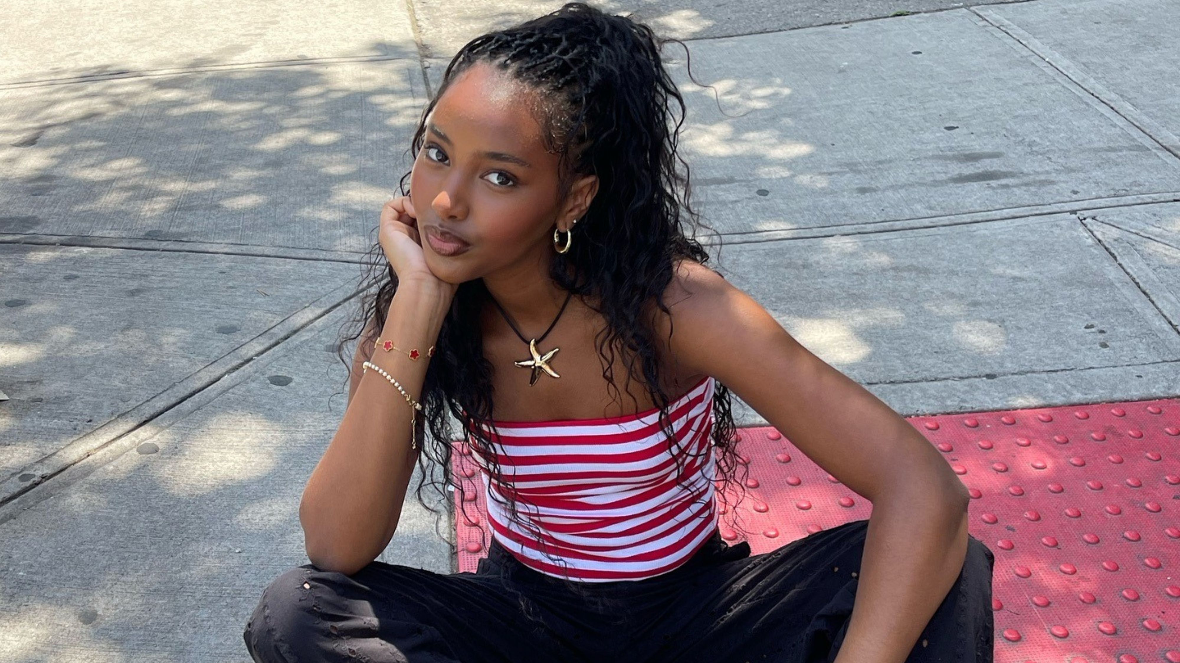 @rayan.xasan wearing one of the best strapless tops