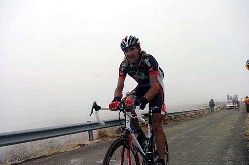 Vladimir Karpets (Caisse d'Epargne-Illes Balears) drives on alone up La Pandera.