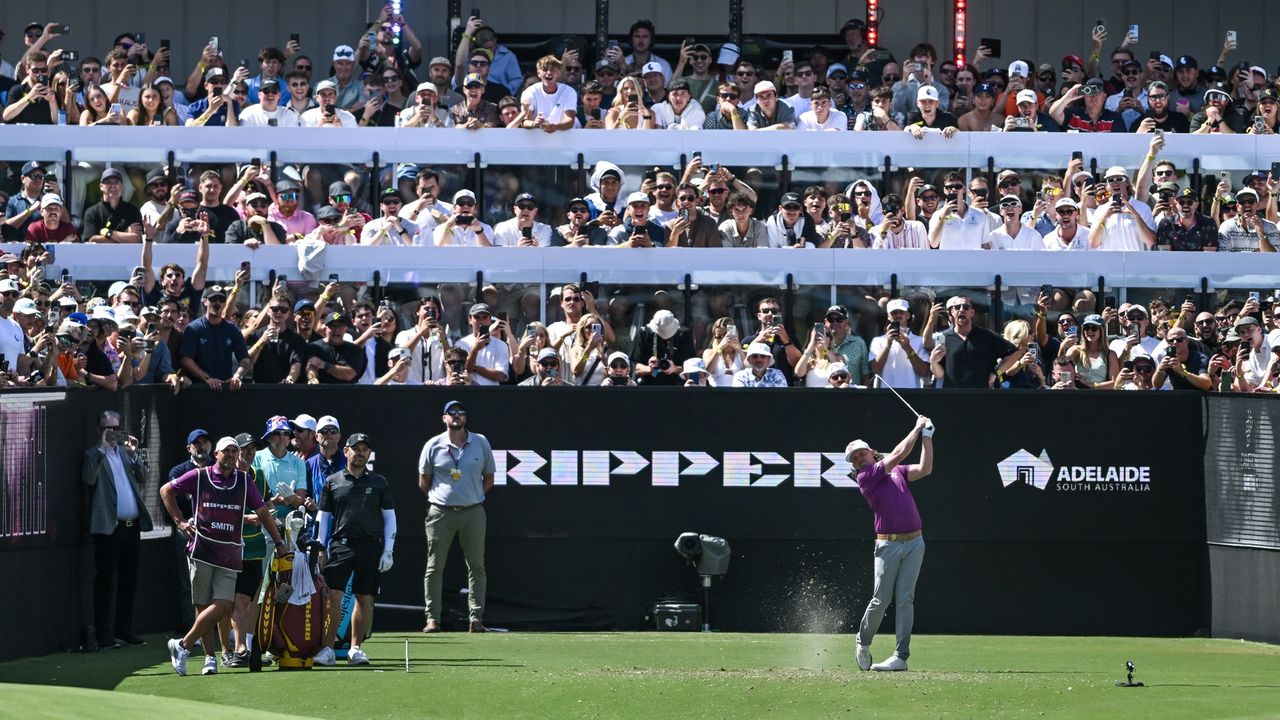 Cameron Smith with huge crowds behind him at LIV Golf Adelaide