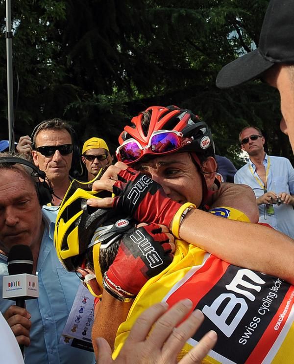 Overnight race leader Cadel Evans and teammate Mauro Santambrogio have an emotional moment at the stage finish.