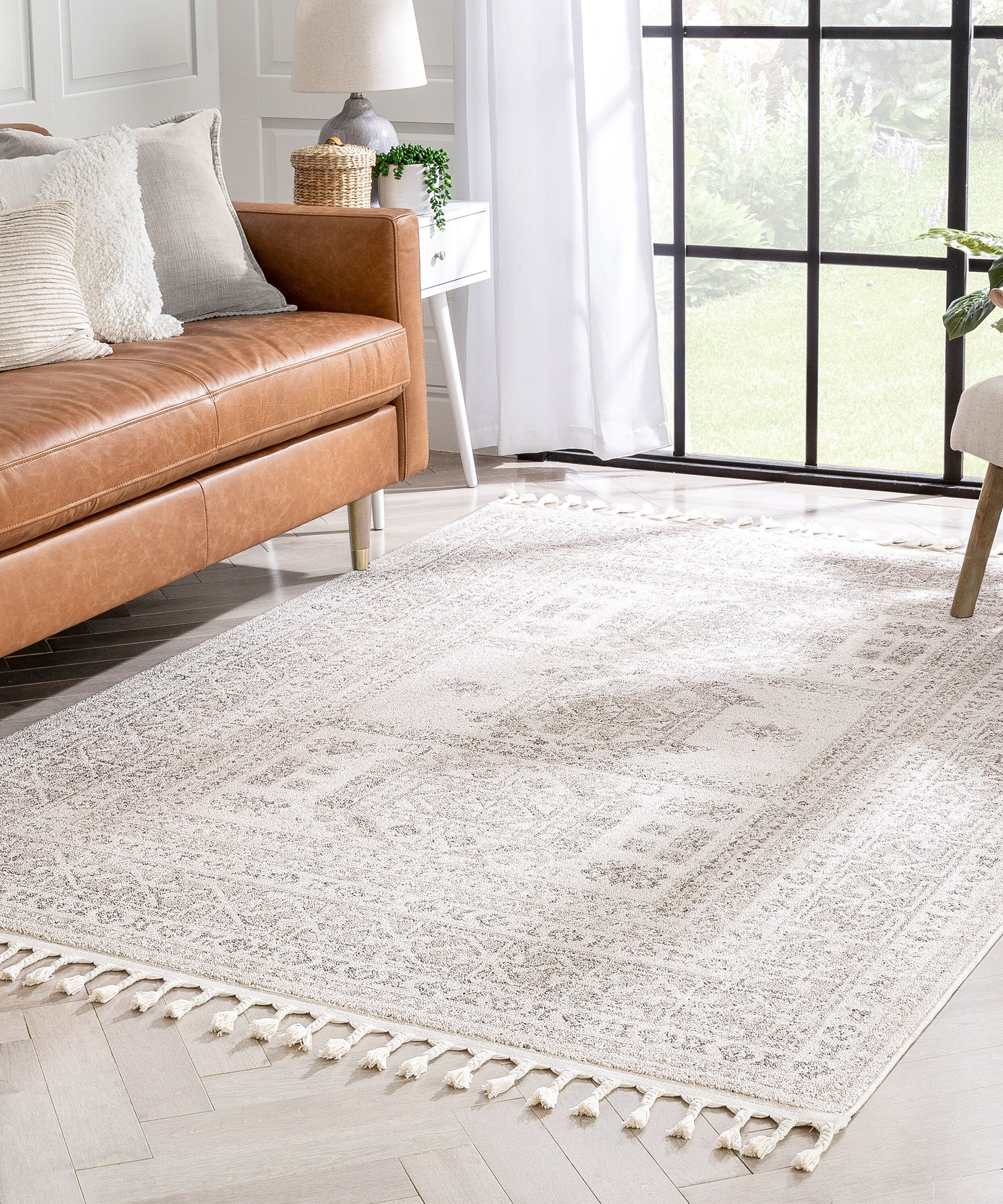 Permadani terinspirasi Maroko dari Rugs USA di ruang tamu yang netral dan cerah