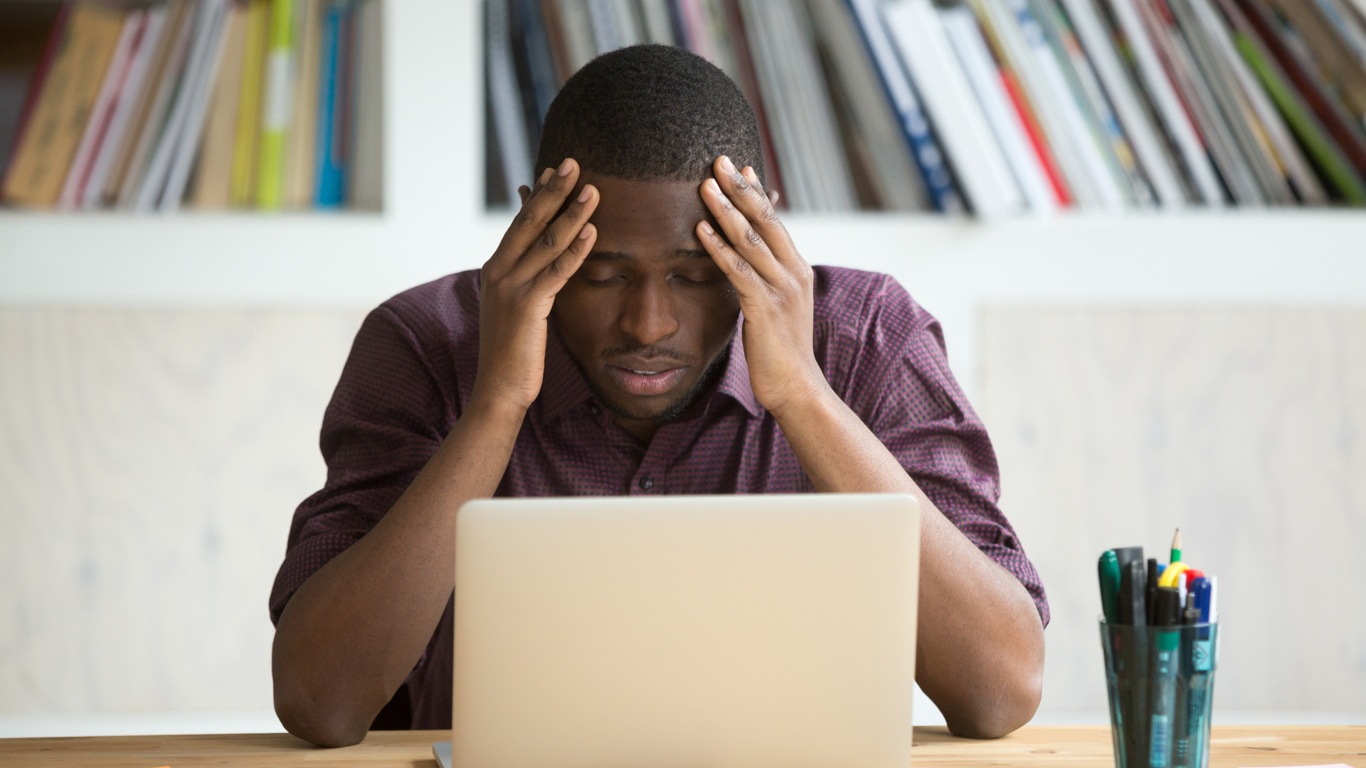 Utilisateur d'ordinateur frustré