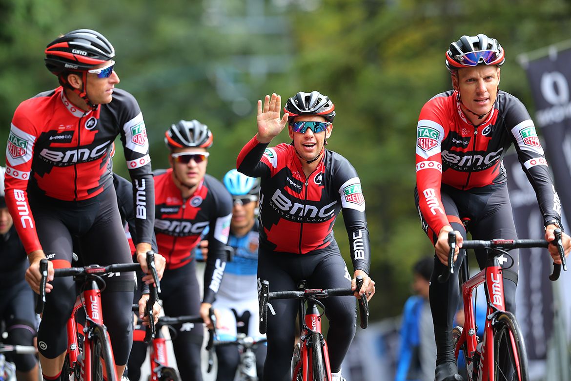 A wave from Richie Porte