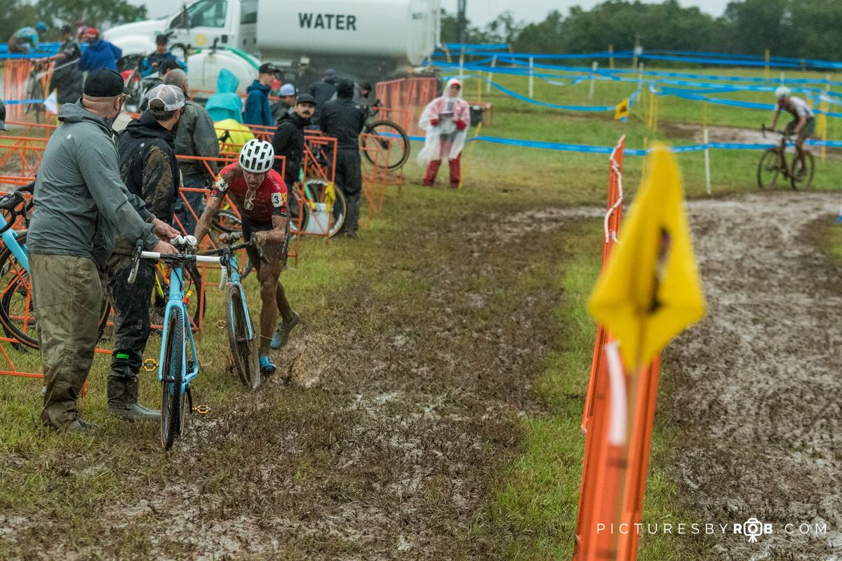 Gage Hecht (Donnelly Aevolo) comes into the pit for a bike change as Curtis White (Cannondale p/b Cyclocrossworld) chases him