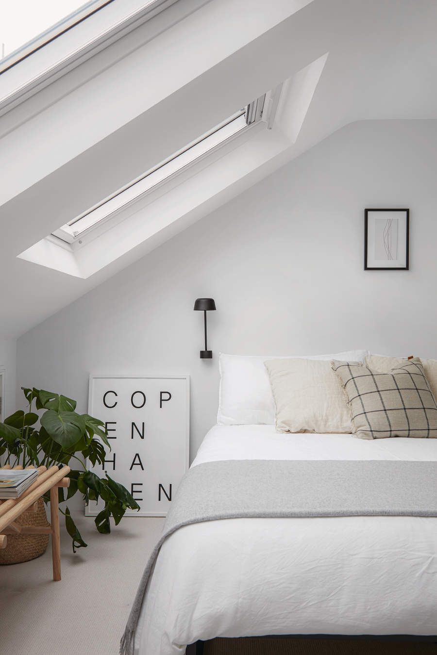 ήρεμη και οργανωμένη λευκή κρεβατοκάμαρα