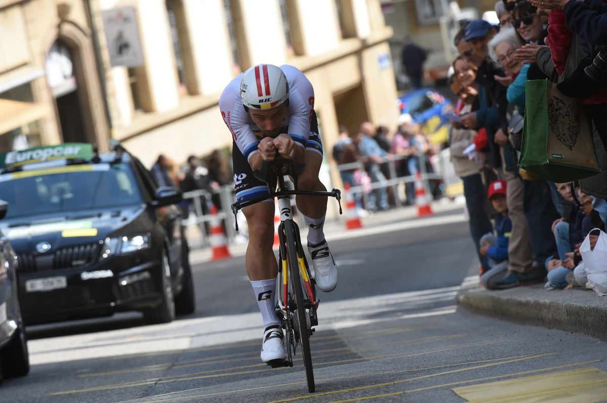Hour record holder Victor Campenaerts had a crash in the prologue