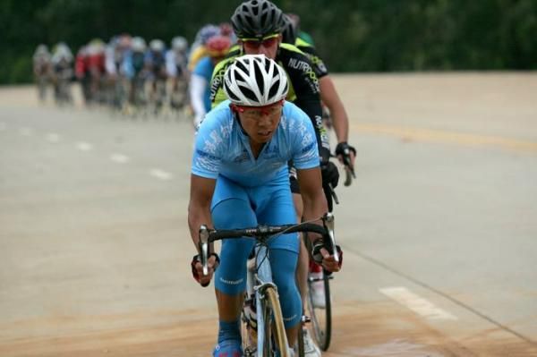 Hui Guo (China) on front of the lead group.