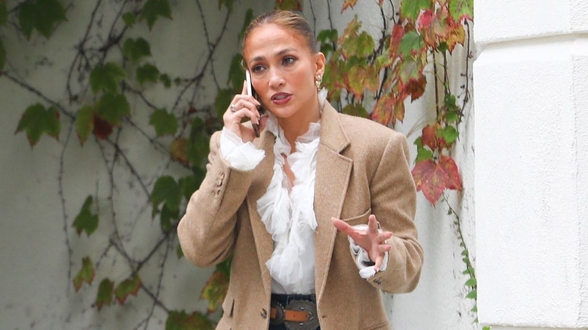 Victoria and J.Lo Have Me Convinced—This Shoe and Jeans Pairing Makes Denim Look the Most Elegant