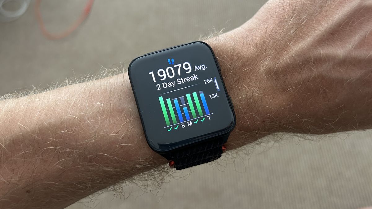 Garmin Venu X1 showing average daily step count