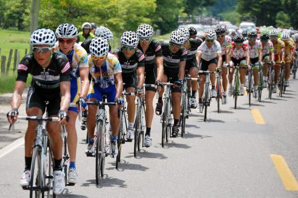 Gobernacion De Antioquia-Indeportes Antioquia were attentive at the front of the bunch