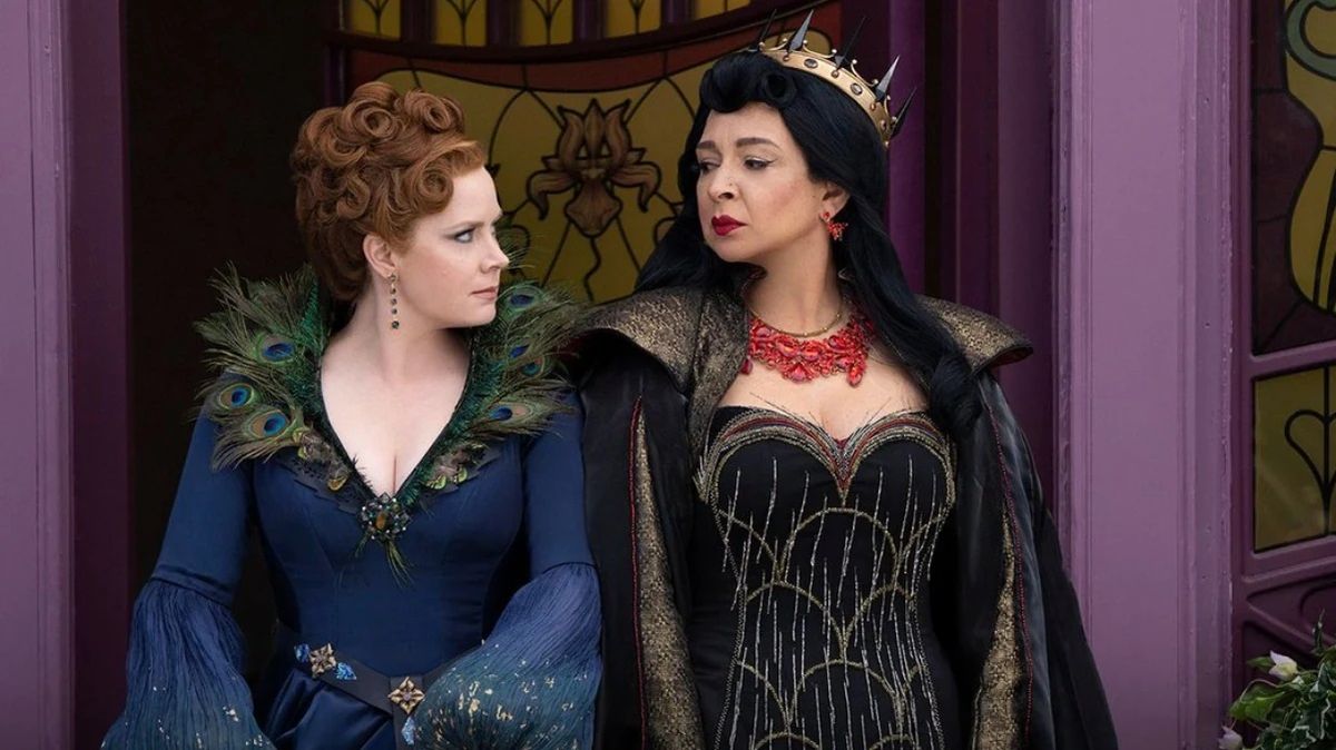 Amy Adams as Giselle and Maya Rudolph as Malvina Monroe in Disenchanted