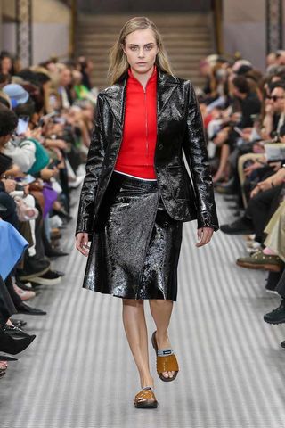 Cara Delevingne läuft über den Laufsteg der Frühjahr/Sommer-Show 2025 der Paris Fashion Week von Miu Miu.