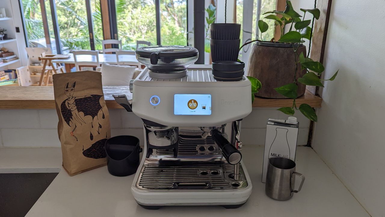 Breville Barista Touch Impress er sl&aring;tt p&aring; p&aring; et kj&oslash;kken, klar til &aring; lage kaffe.