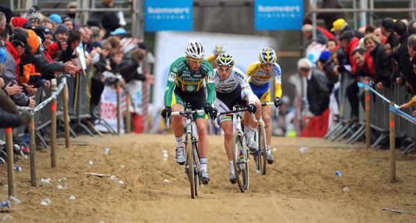 Nys tries to hold off Stybar on the final lap