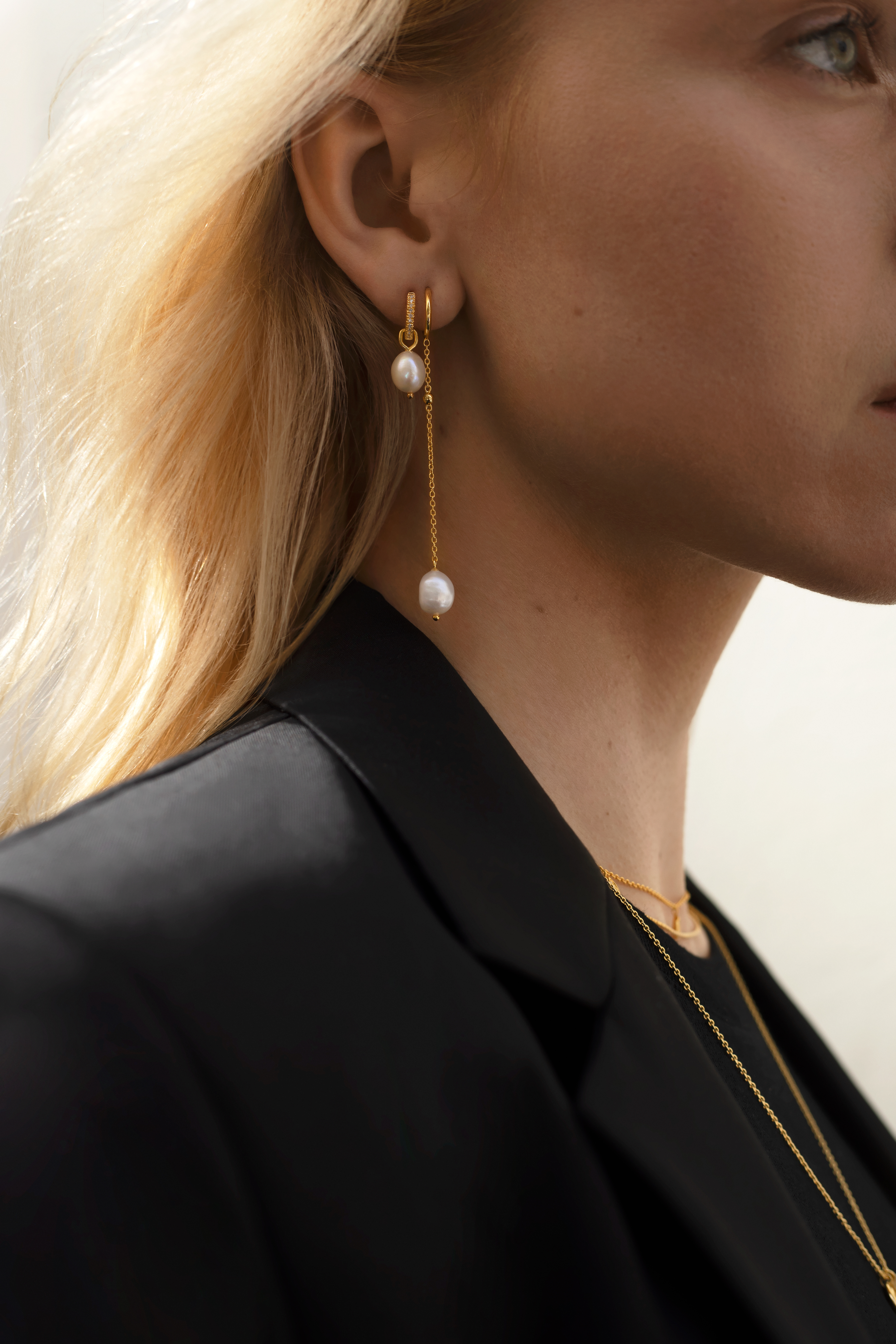 A model wears earrings from Diamanti Pertutti 