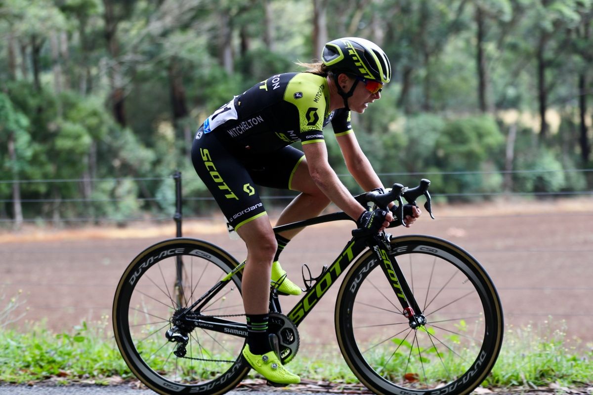 Annemiek van Vleuten (Mitchelton-Scott Women) chasing