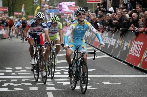 Enrico Gasparotto (Astana) leaves the rest behind on the Caubert
