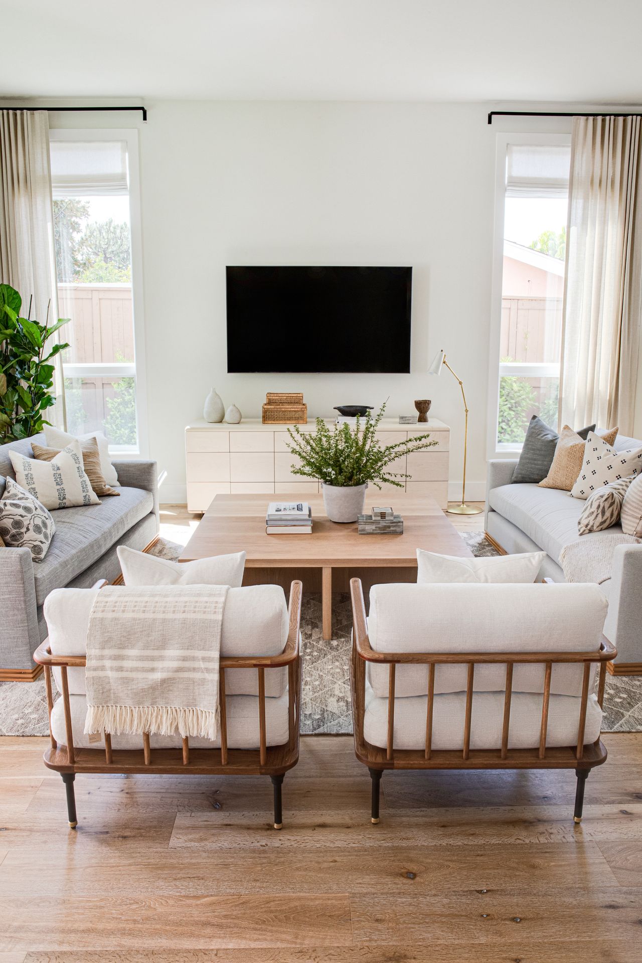 How can I make a small living room look less cluttered? 10 mustknow