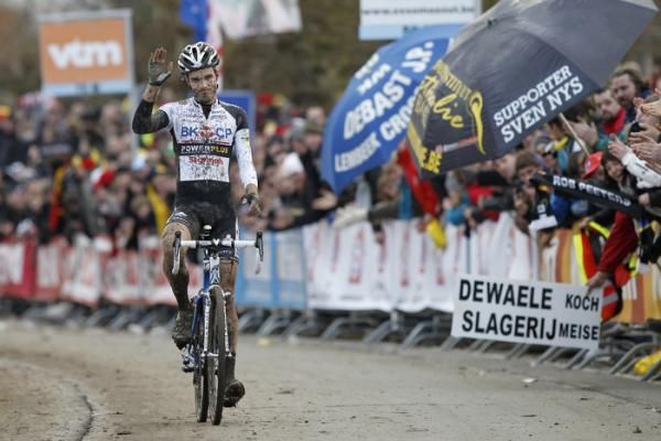 Niels Albert salutes the crowd during his podium finish