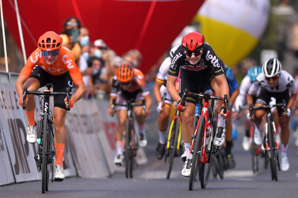 Marianne Vos and Lotte Kopecky sprinting to the line at stage 5 at the 2020 Giro Rosa