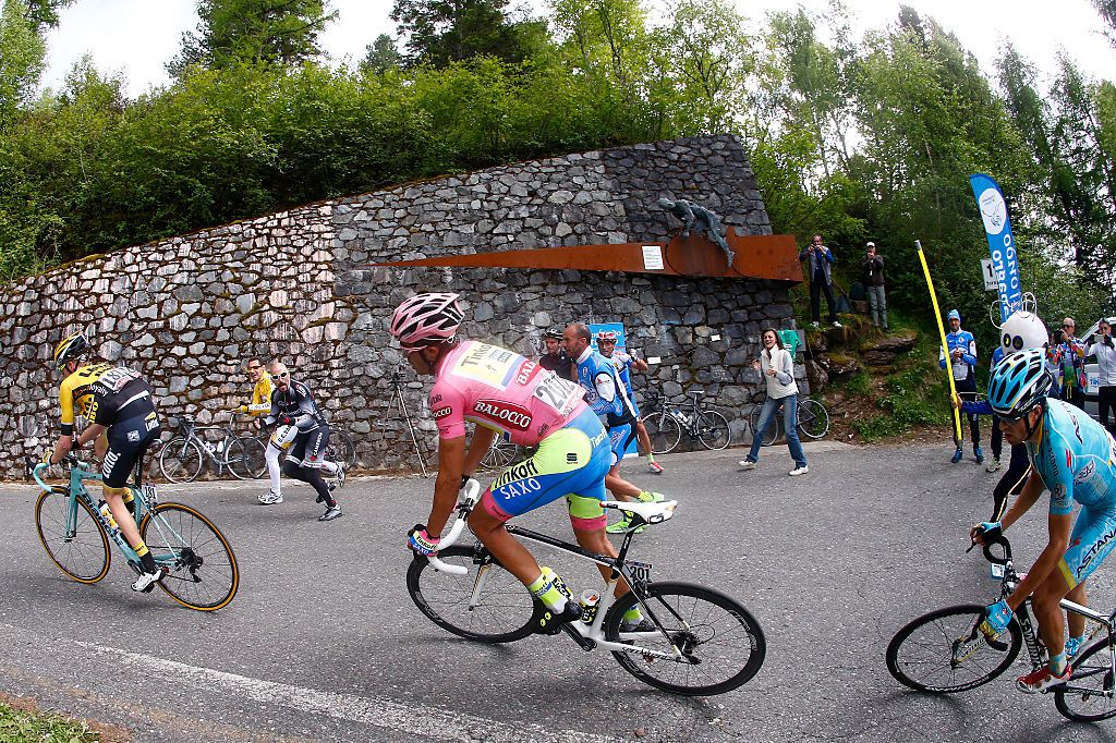 Alberto Contador passes the Pantani monument on the Passo Mortirolo during the 2015 Giro d&#039;Italia