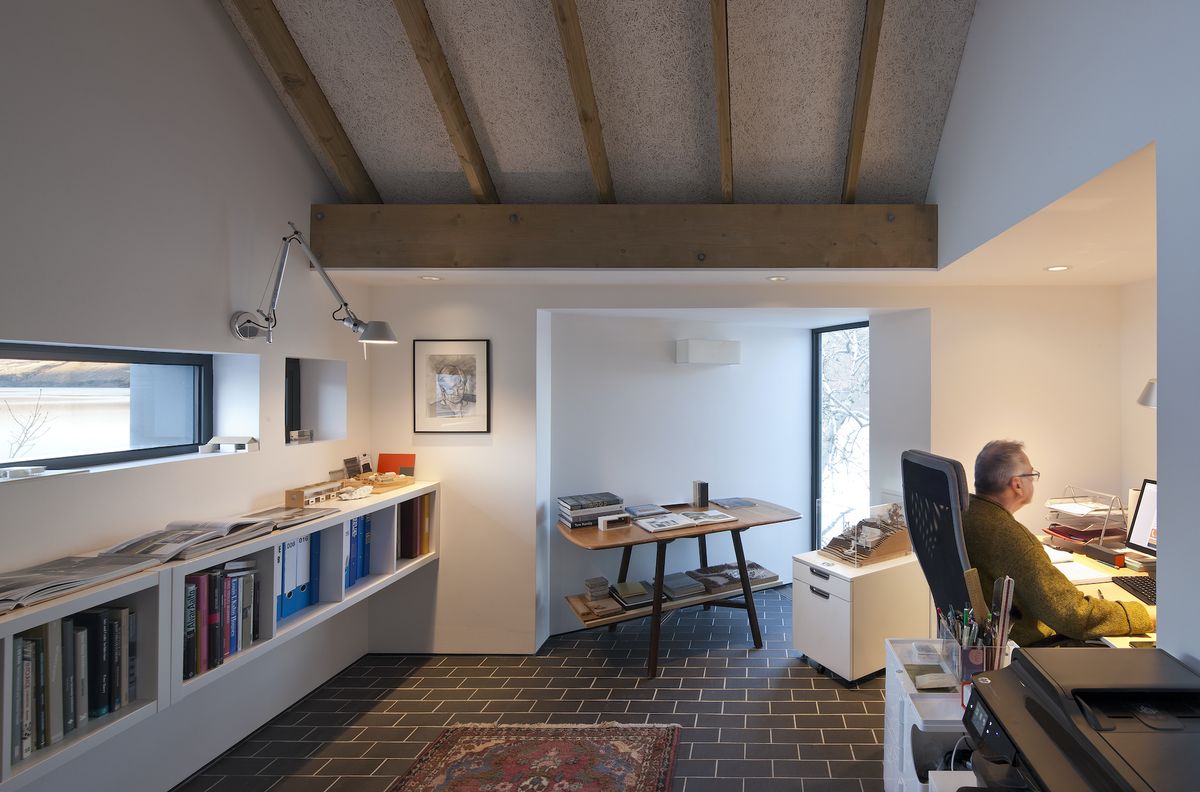 The vertically oriented windows in the bedroom, en suite and bedroom-cum-office are housed in triangular oriel window pods that face east and harness the glow of the early morning sun.