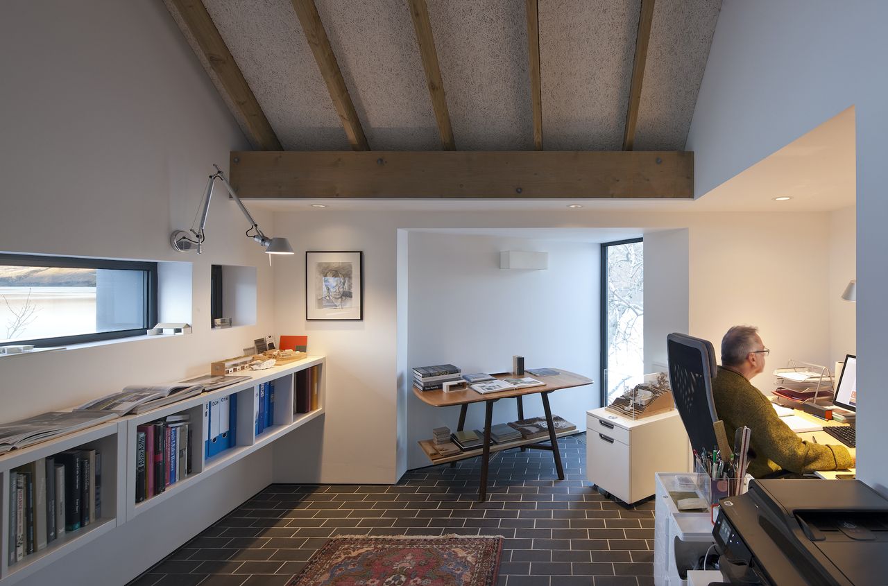 The vertically oriented windows in the bedroom, en suite and bedroom-cum-office are housed in triangular oriel window pods that face east and harness the glow of the early morning sun.