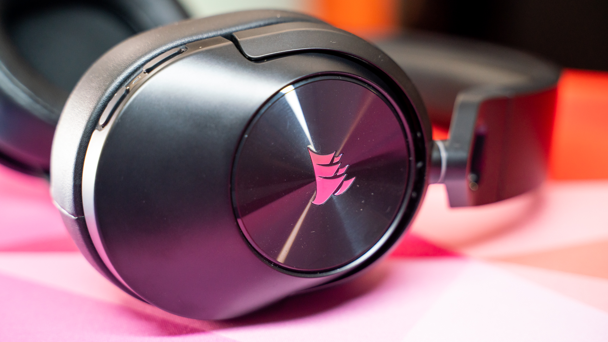 Corsair HS55 Wireless Core em um tapete de mesa colorido