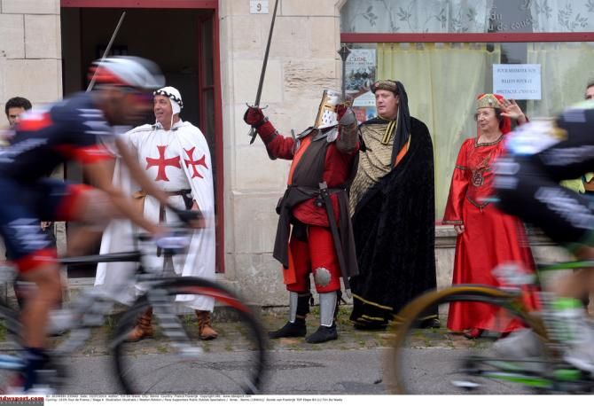 Medieval knights enjoying the race