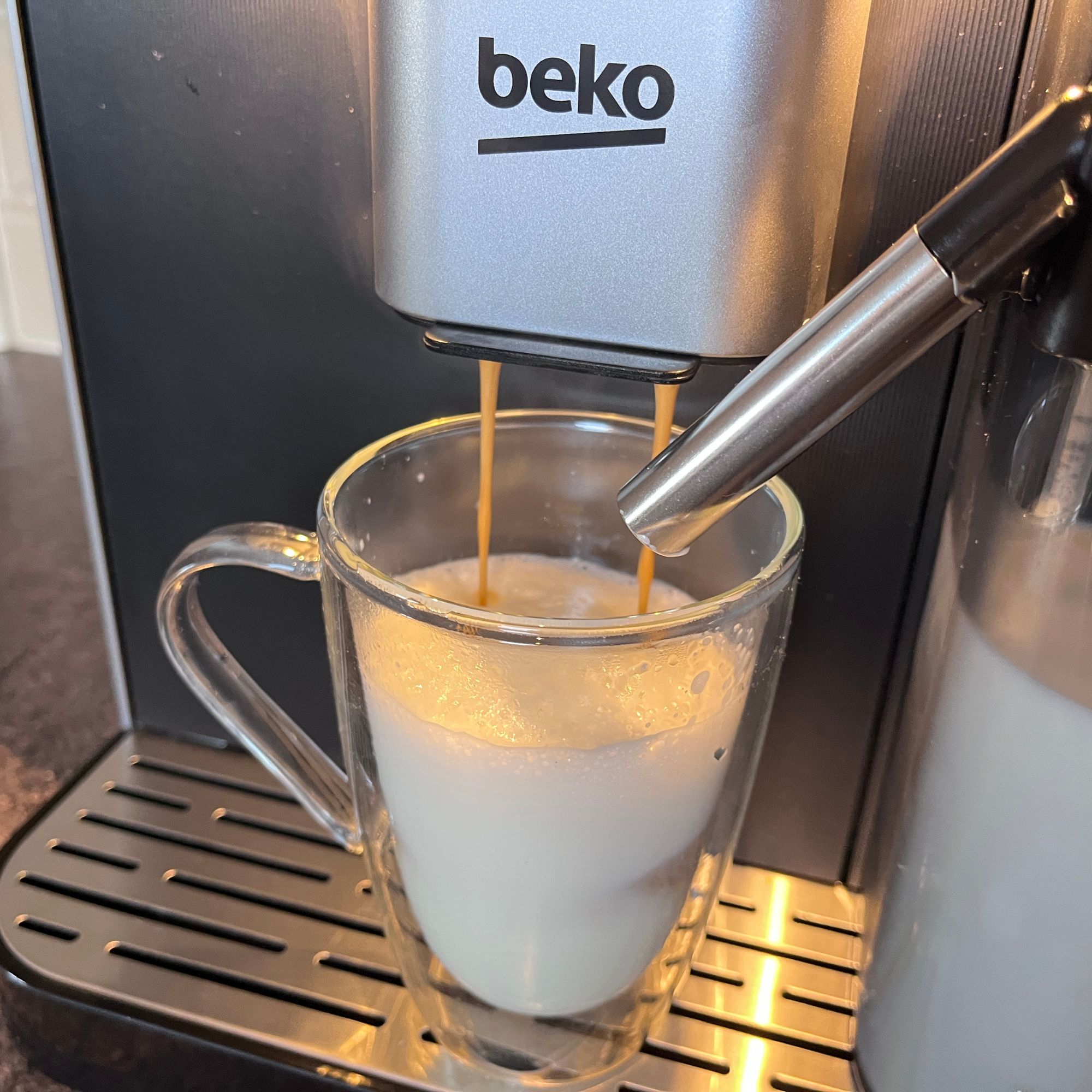 Beko Caffe Experto Series CE7500+ latte macchiato closeup