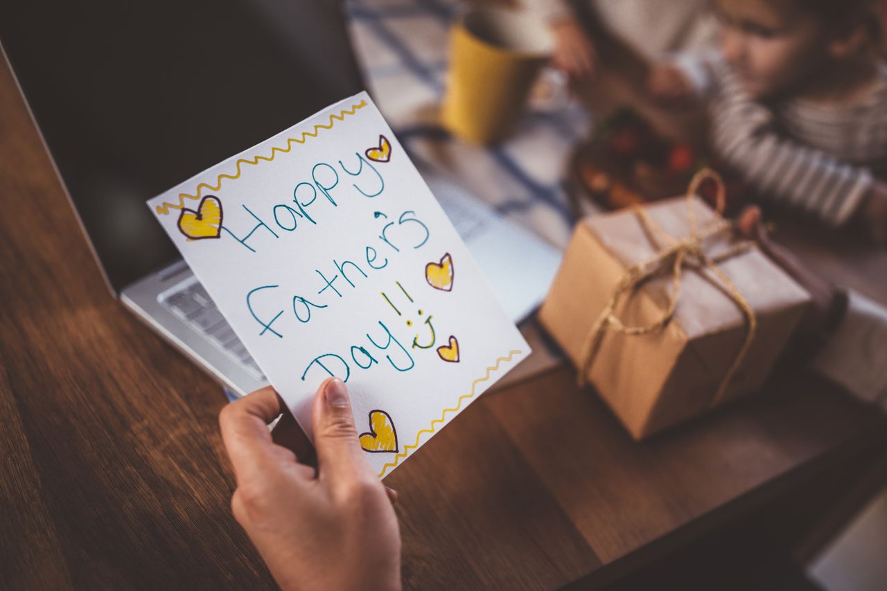 Father&#039;s Day gifts: Happy Father&#039;s Day card in hand