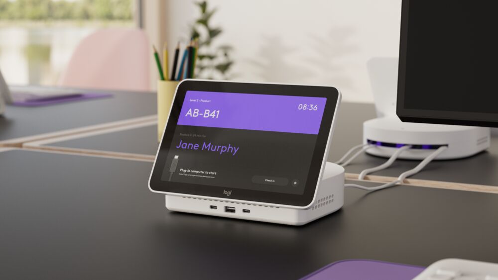 En Logi Dock Flex står på ett skrivbord på ett kontor.