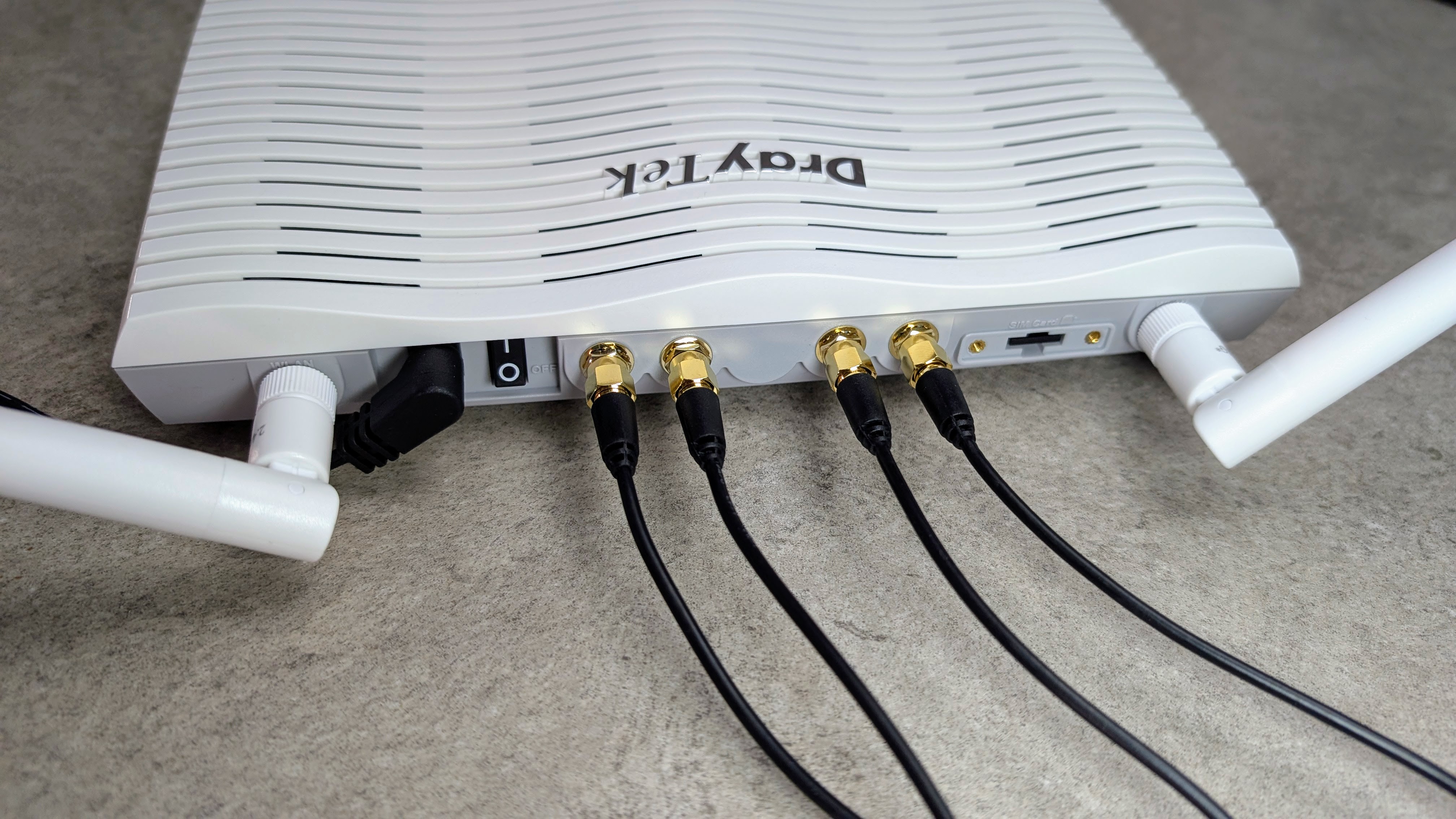 DrayTek Vigor2865Lax-5G from the rear