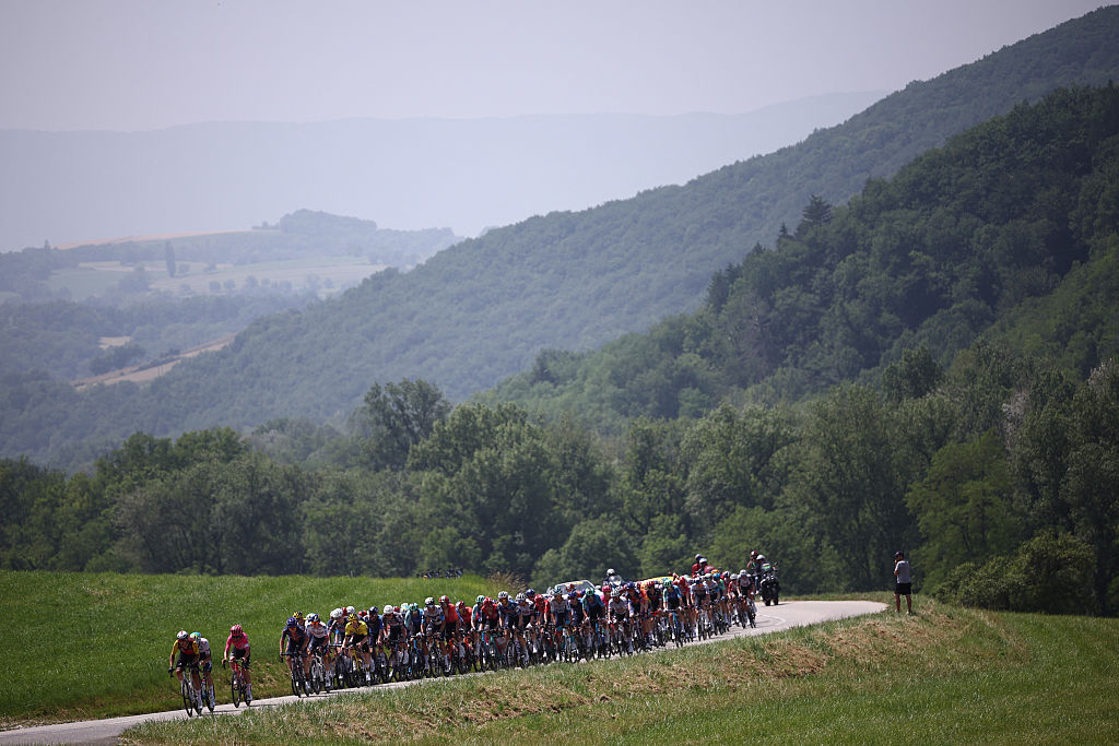2025 Critérium du Dauphiné: the peloton in full flight early on in the stage