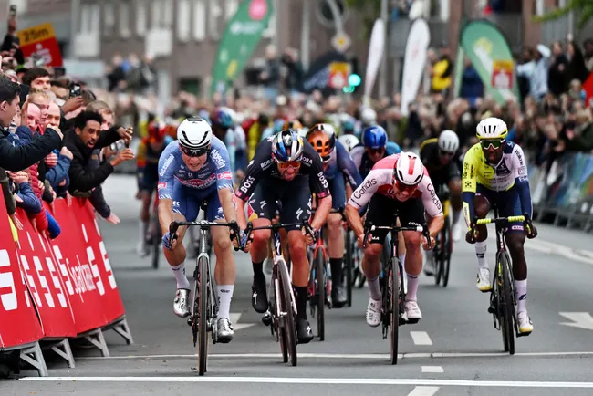 Jasper Philipsen vince lo Sparkassen Munsterland Giro 2024 (foto: Getty Images)