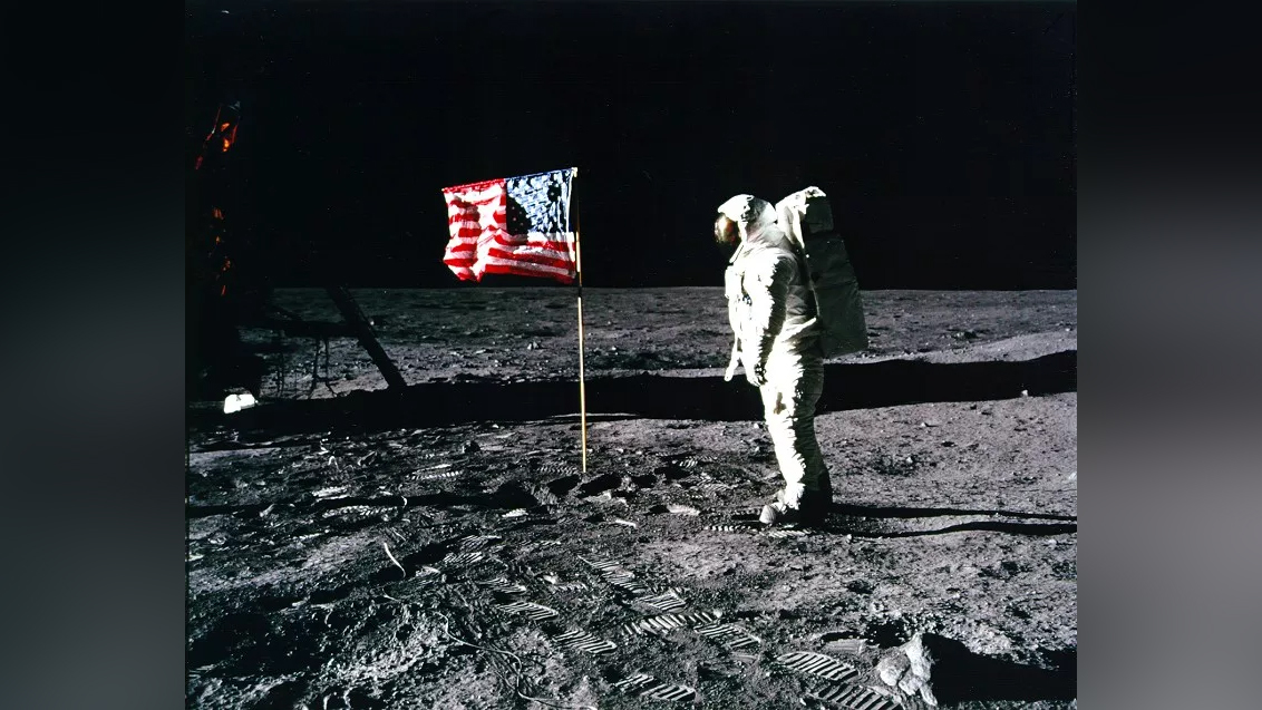 Hier ein echtes Bild von Buzz Aldrin, der die US-Flagge auf der Mondoberfläche begrüßt.