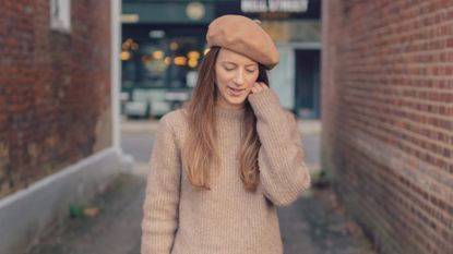how to wear a beret