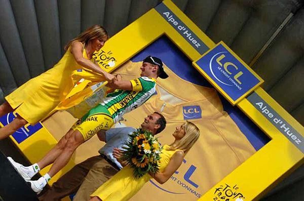 Floyd Landis (Phonak) prepares to don the maillot jaune