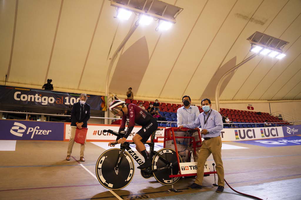 Alex Dowsett during his UCI Hour Record attempt on November 3, 2021 at the at Aguascalientes velodrome in Mexico