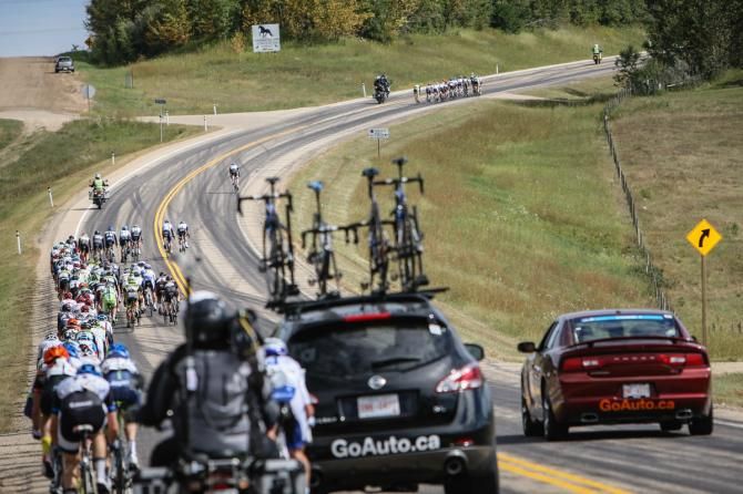 The front of the peloton begins to chase as a break goes up the road