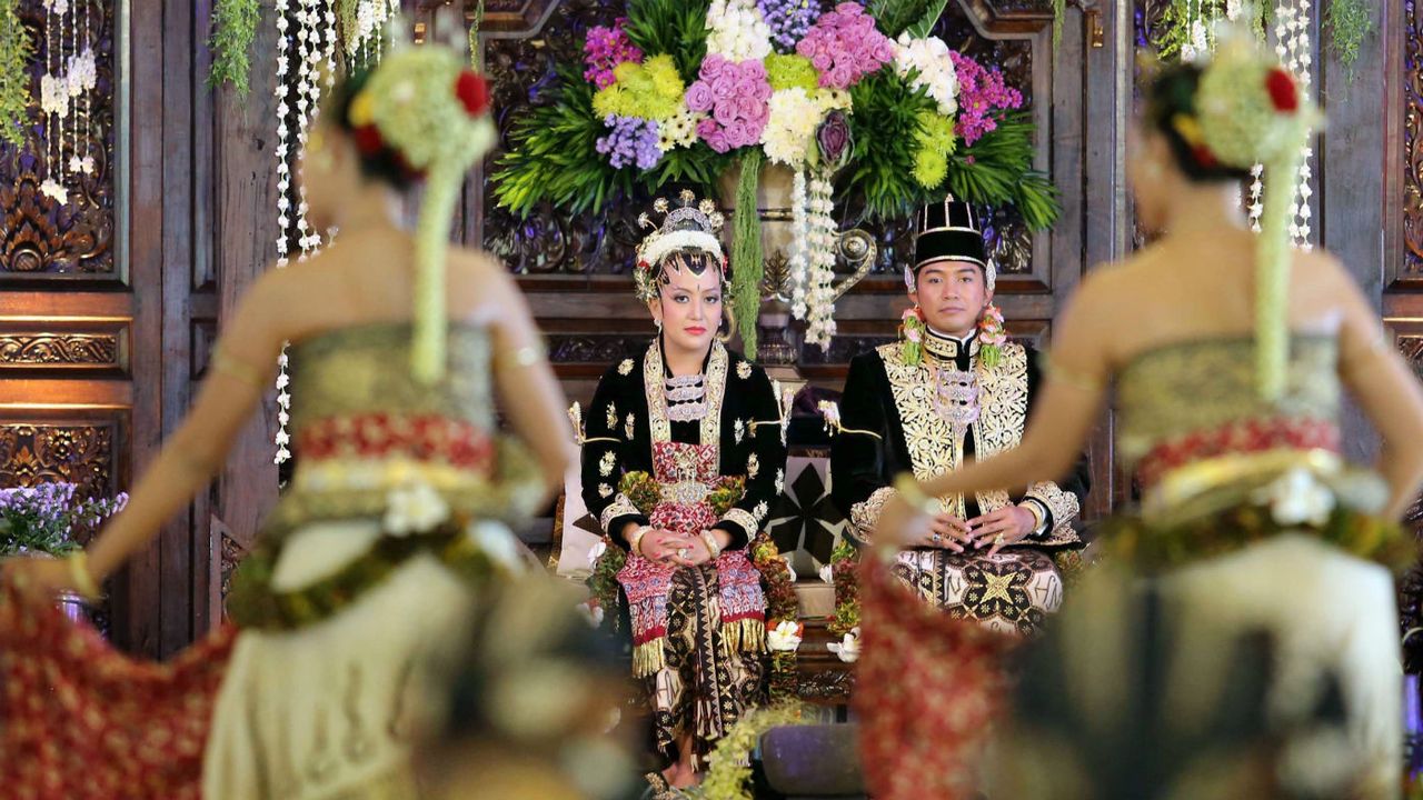 Princess Hayu watches a Javanese traditional dance with her new husband, Prince Notonegoro