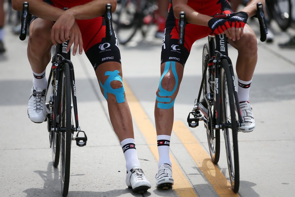 The two injured knees of Taylor Phinney and Peter Stetina on the start line