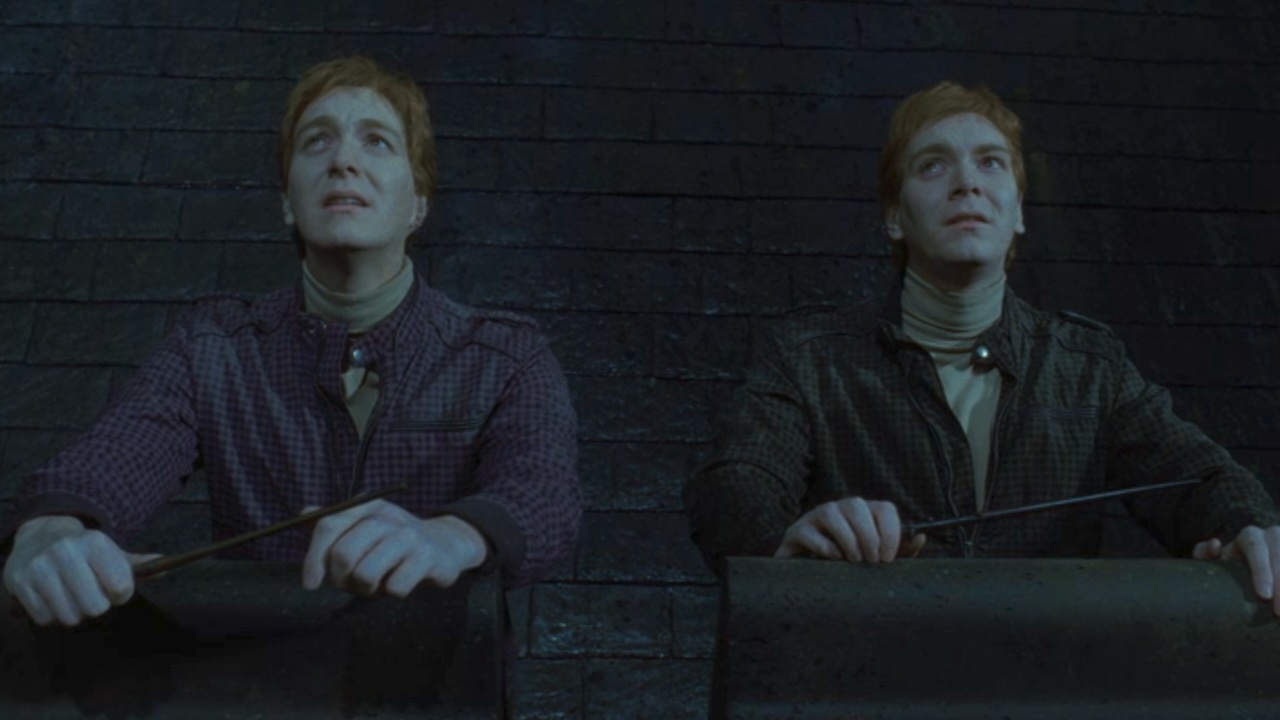 ハリー・ポッターと死の秘宝パート 2 で一緒に立つジョージとフレッド・ウィーズリー