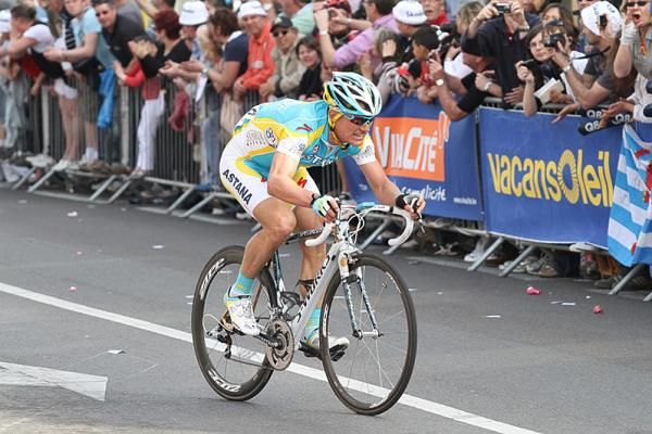Vinokourov comes into the final corner.