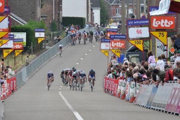 The lead group comes into sight.