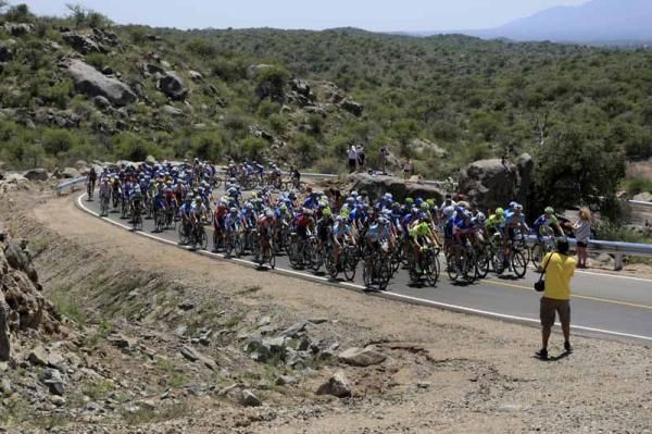 The peloton on stage 6 of the Tour de San Luis