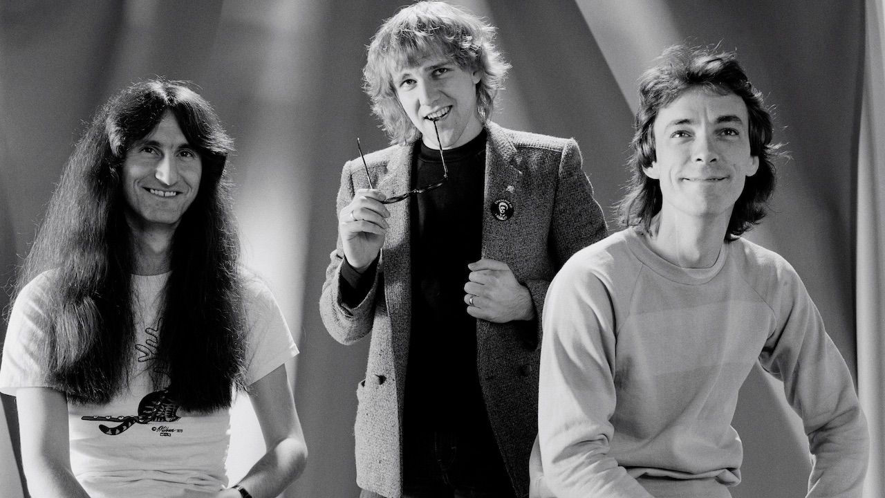 счастливые дети на желтом фоне. 5 летняя девочка. Little interest. Social interaction. Social interaction перевод.