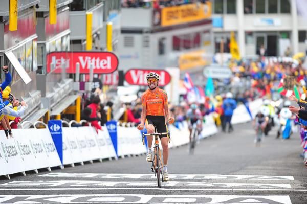 Olympic champion Samuel S&aacute;nchez (Euskaltel-Euskadi) overpowered breakaway companion Jelle Vanendert (Omega Pharma-Lotto to win his first-ever Tour stage.