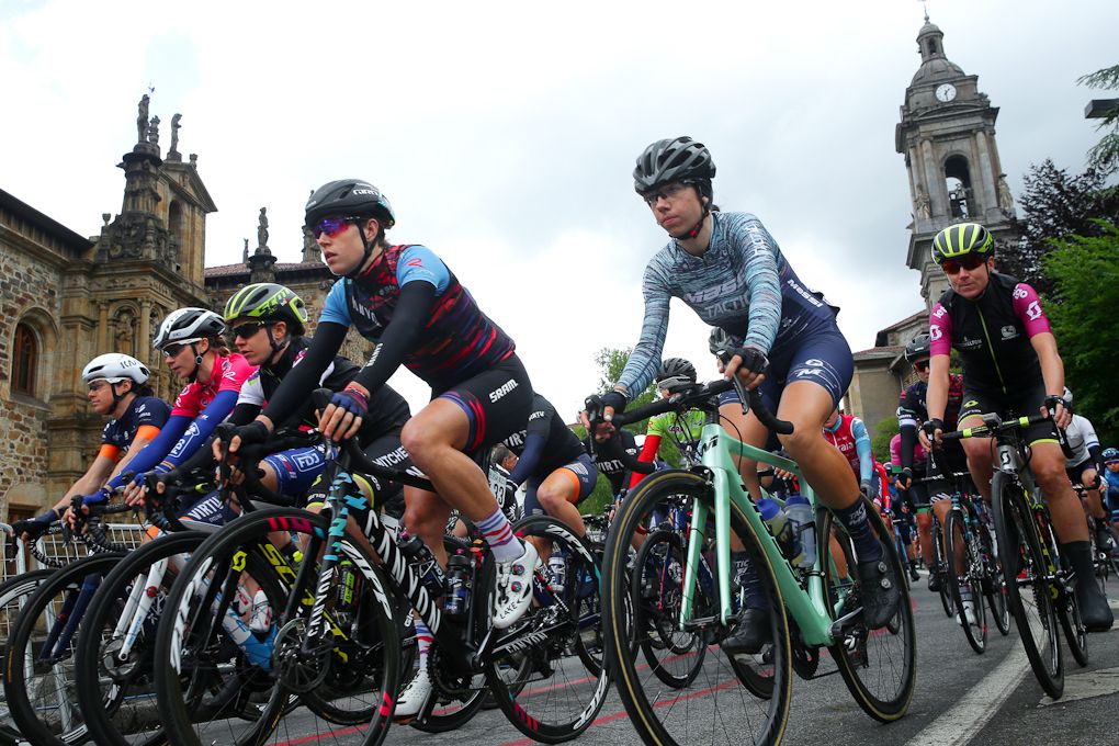 Stage 4 is underway at Emakumeen Bira