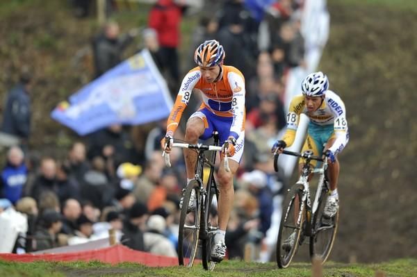Gerben De Knegt (Rabobank) holds off Tom Meeusen on the back part of the course.
